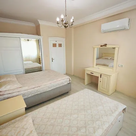 Goldcity De Ana Binaya Yakın Deniz-doğa Manzaralı Villa Alanya