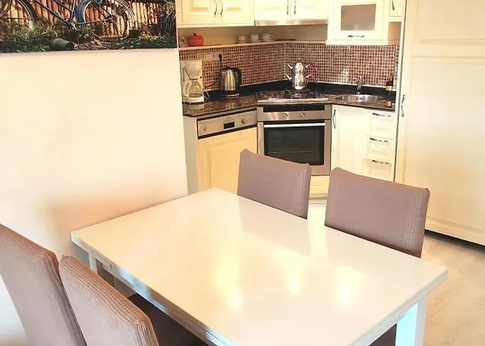 Goldcity De Ana Binaya Yakın Deniz-doğa Manzaralı Villa Alanya