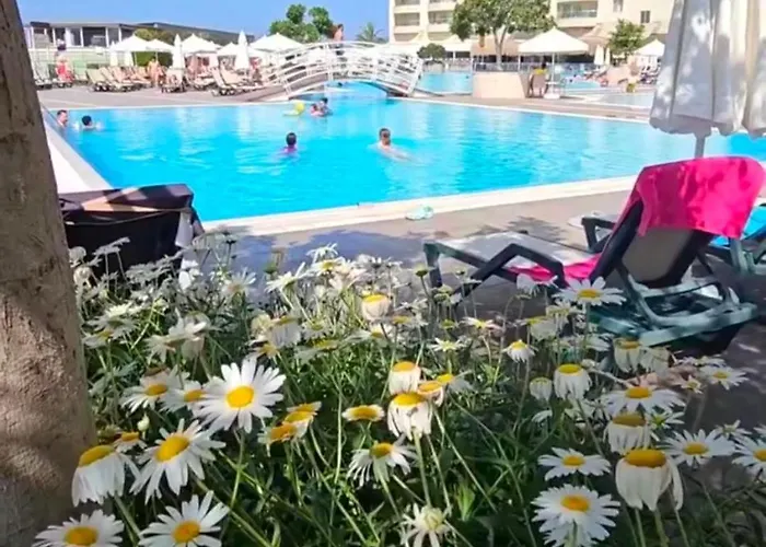 Goldcity De Ana Binaya Yakın Deniz-doğa Manzaralı Villa Alanya